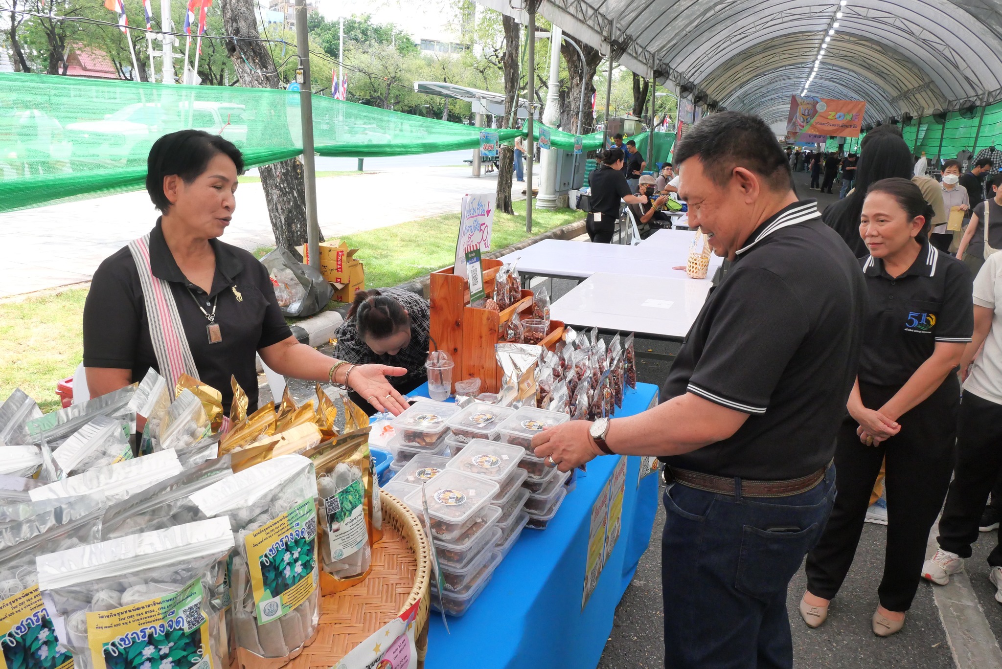 title - เลขาธิการ ส.ป.ก. เยี่ยมทักทายเกษตรกรและซื้อสินค้าในบรรยากาศวันสุดท้ายของการออกร้านขายสินค้า จากเขตปฏิรูปที่ดิน ส่งท้ายงานครบรอบ 51 ปี ส.ป.ก.